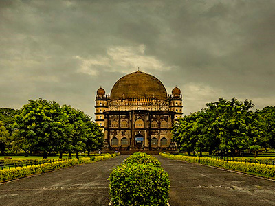 One of the most visited historical towns of the state with 50 mosques, more than 20 tombs, and some palaces and ruins is Vijayapura. Formerly known as Bijapur, Vijayapura is located north of Karnataka closer to Maharashtra towns Sangli and Solapur. Undoubtedly there are many interesting places to see in Vijayapura.