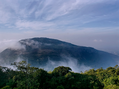 ನಮ್ಮ ನಾಡು ಕರುನಾಡು ಅದ್ಭುತವಾದ ಪ್ರಕೃತಿ ತಾಣಗಳು, ಅರಣ್ಯಗಳು, ಕಡಲತೀರಗಳು, ಗಿರಿಧಾಮಗಳು, ಐತಿಹಾಸಿಕ ತಾಣಗಳು, ದೇವಸ್ಥಾನಗಳನ್ನು ತನ್ನ ಉಡಿಯಲ್ಲಿ ಇರಿಸಿಕೊಂಡಿದೆ. ಹೀಗಾಗಿ ನಮ್ಮ ಕರ್ನಾಟಕ ರಾಜ್ಯಕ್ಕೆ ಎಲ್ಲ ರಾಜ್ಯದ ಪ್ರವಾಸಿಗರು ಭೇಟಿ ನೀಡಲು ಬಯಸುತ್ತಾರೆ. ನಮ್ಮ ರಾಜ್ಯವೂ ಎಲ್ಲ ಪ್ರವಾಸಿಗರಿಗೆ ಅತ್ಯುತ್ತಮವಾದ ಎಲ್ಲವನ್ನೂ ಹೊಂದಿದೆ.